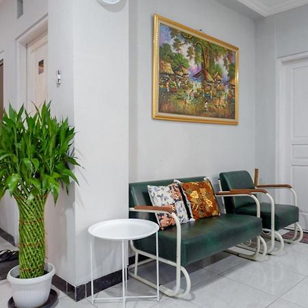 Hotel Reddoorz Near Jalan Adi Sucipto Solo Exterior foto