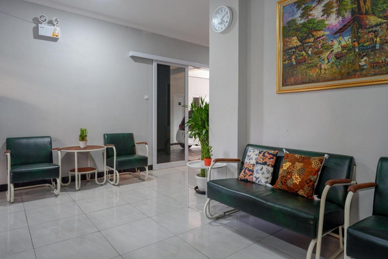 Hotel Reddoorz Near Jalan Adi Sucipto Solo Exterior foto